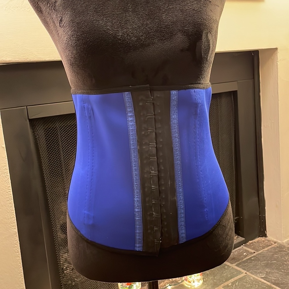 Ann Chery: Two identical waist trainers - Picture 8 of 16